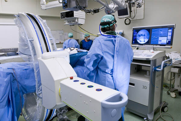 Medici gebruiken beeldvormende apparatuur op de operatiekamer